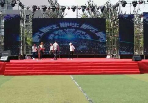 如何通过舞台演出设备吸引观众注意力